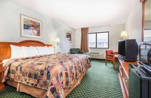 Southwest Topeka Hotel | Comfortable Days Inn by Wyndham Topeka with Pet-Friendly Perks