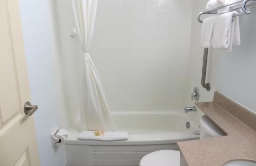 Northeast Mississauga Hotel | Convenient Days Inn by Wyndham Toronto West Mississauga