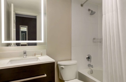 Northeast Mississauga Hotel | Discover Days Inn by Wyndham Toronto West Mississauga