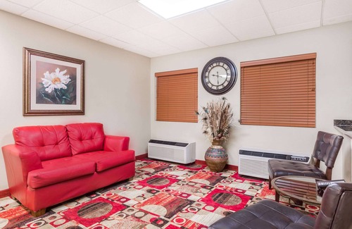 Trenton Hotel | Cozy Days Inn by Wyndham Trenton with Pool and Breakfast