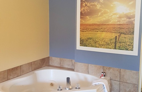Trenton Hotel | Cozy Days Inn by Wyndham Trenton with Pool and Breakfast