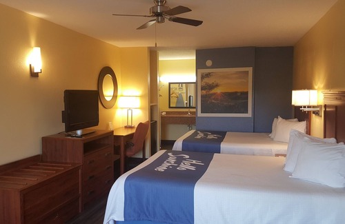 Trenton Hotel | Cozy Days Inn by Wyndham Trenton with Pool and Breakfast