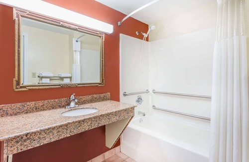 Trenton Hotel | Cozy Days Inn by Wyndham Trenton with Pool and Breakfast
