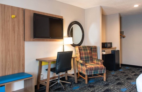 Troy Hotel | Budget-Friendly Days Inn by Wyndham Troy with Pool & Breakfast