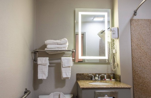 Troy Hotel | Budget-Friendly Days Inn by Wyndham Troy with Pool & Breakfast