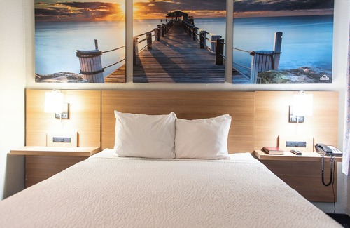 Troy Hotel | Budget-Friendly Days Inn by Wyndham Troy with Pool & Breakfast