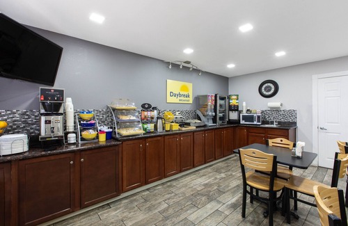 Ukiah Hotel | Exceptional Days Inn by Wyndham Ukiah: Pool, Spa & More