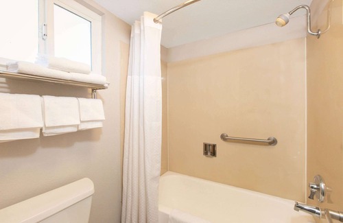 Ukiah Hotel | Exceptional Days Inn by Wyndham Ukiah: Pool, Spa & More
