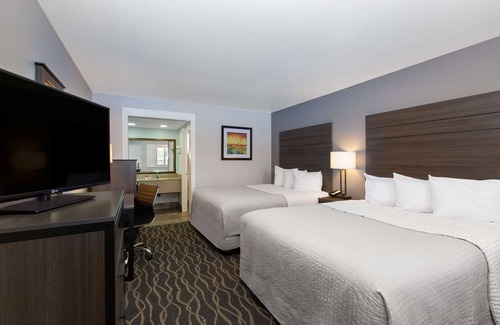 Ukiah Hotel | Exceptional Days Inn by Wyndham Ukiah: Pool, Spa & More