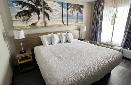 De Funiak Springs Hotel | Inviting Days Inn by Wyndham DeFuniak Springs with Pool & Breakfast