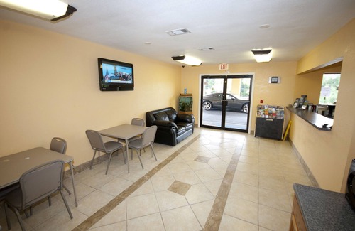 De Funiak Springs Hotel | Inviting Days Inn by Wyndham DeFuniak Springs with Pool & Breakfast