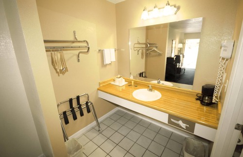 De Funiak Springs Hotel | Inviting Days Inn by Wyndham DeFuniak Springs with Pool & Breakfast
