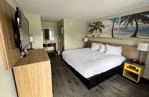 De Funiak Springs Hotel | Inviting Days Inn by Wyndham DeFuniak Springs with Pool & Breakfast