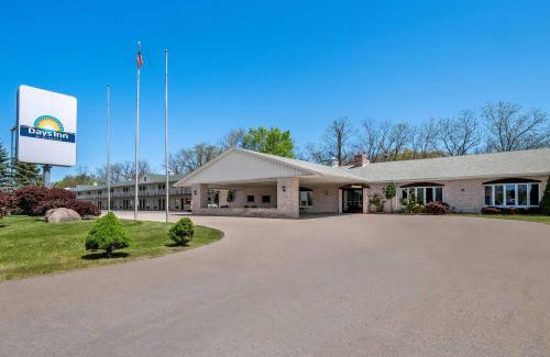 Whitmore Lake Hotel | Welcoming Days Inn by Wyndham Whitmore Lake: Pet-Friendly Stay
