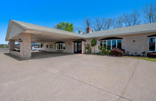 Whitmore Lake Hotel | Welcoming Days Inn by Wyndham Whitmore Lake: Pet-Friendly Stay
