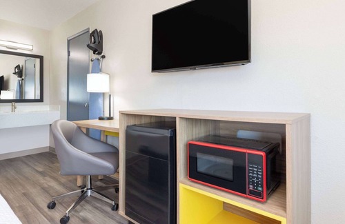 Wichita Falls Hotel | Convenient Days Inn by Wyndham Wichita Falls with Breakfast