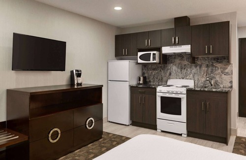 Wainwright Hotel | Comfortable Days Inn by Wyndham Wainwright: Family-Friendly Stay