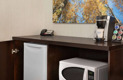 Wainwright Hotel | Comfortable Days Inn by Wyndham Wainwright: Family-Friendly Stay