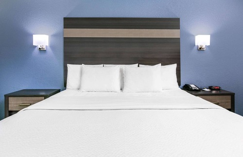 Bellmead Hotel | Relaxing Days Inn by Wyndham Waco with Pool & Spa Amenities