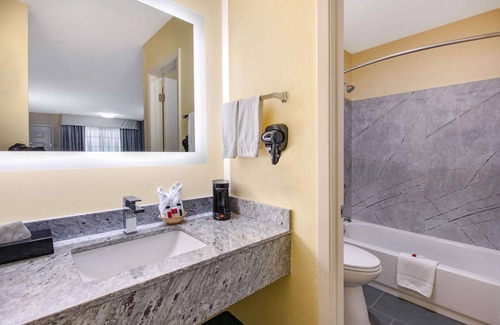 Bellmead Hotel | Relaxing Days Inn by Wyndham Waco with Pool & Spa Amenities