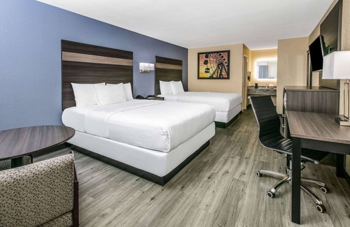 Bellmead Hotel | Relaxing Days Inn by Wyndham Waco with Pool & Spa Amenities