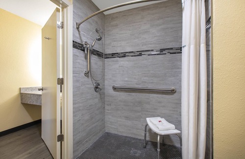 Bellmead Hotel | Relaxing Days Inn by Wyndham Waco with Pool & Spa Amenities