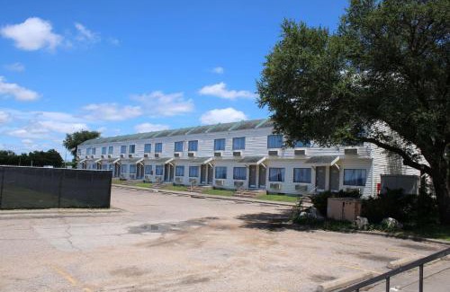 Waco Hotel | Welcoming Days Inn by Wyndham Waco University Area Hotel