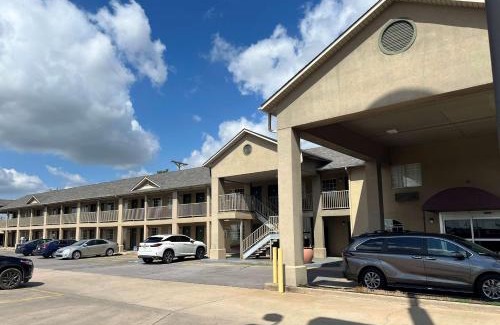Wagoner Hotel | Comfortable Days Inn by Wyndham Wagoner with Pool Access