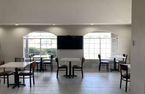 Wagoner Hotel | Comfortable Days Inn by Wyndham Wagoner with Pool Access