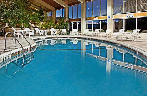 Warren Hotel | Relax at Days Inn by Wyndham Warren with Pool & Breakfast