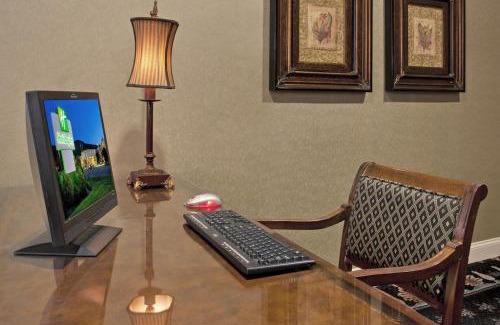 Warren Hotel | Relax at Days Inn by Wyndham Warren with Pool & Breakfast