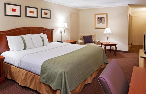 Warren Hotel | Relax at Days Inn by Wyndham Warren with Pool & Breakfast