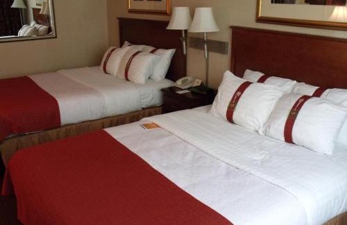 Warren Hotel | Relax at Days Inn by Wyndham Warren with Pool & Breakfast