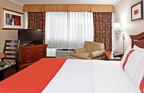 Warren Hotel | Comfortable Days Inn by Wyndham Warren with Pool & Spa