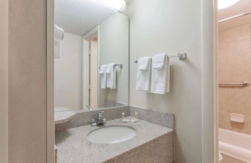Warren Hotel | Comfortable Days Inn by Wyndham Warren with Pool & Spa