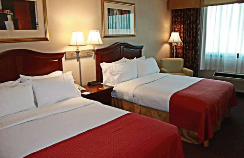 Warren Hotel | Comfortable Days Inn by Wyndham Warren with Pool & Spa