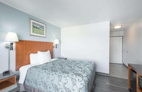 Evans Mills Hotel | Cozy Days Inn by Wyndham: Family-Friendly with Hot Tub