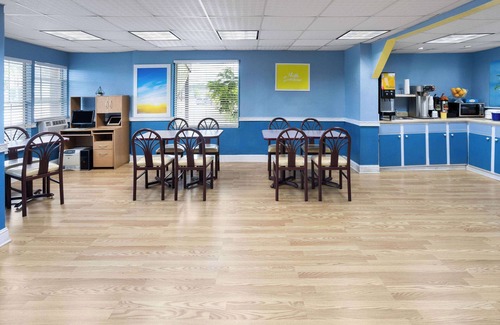 Waycross Hotel | Comfortable Stay at Days Inn by Wyndham Waycross