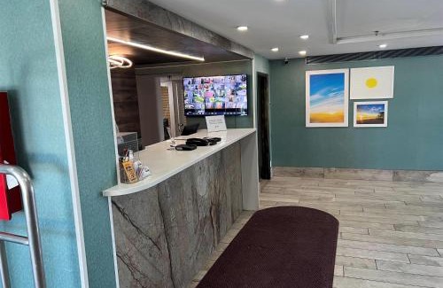 Clive Hotel | Convenient Days Inn by Wyndham West Des Moines - Clive