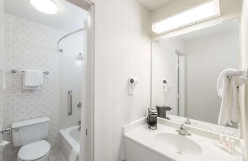 Clive Hotel | Convenient Days Inn by Wyndham West Des Moines - Clive