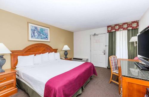 Clive Hotel | Convenient Days Inn by Wyndham West Des Moines - Clive