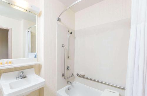 Clive Hotel | Convenient Days Inn by Wyndham West Des Moines - Clive