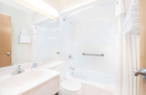 Rapid City Hotel | Comfortable Days Inn by Wyndham with Pool & Breakfast