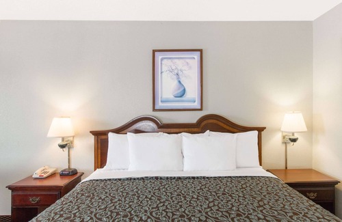 West Point Hotel | Cozy Days Inn by Wyndham West Point with Pool & Breakfast