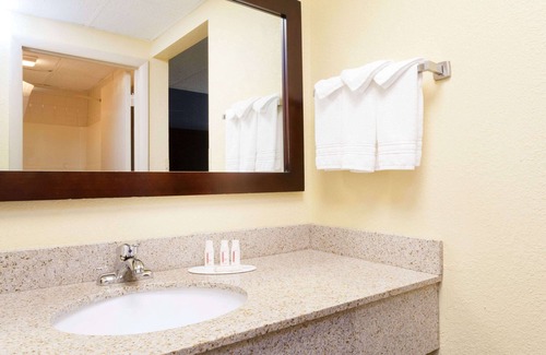 Wilkes-Barre Hotel | Welcoming Days Inn by Wyndham Wilkes Barre with Spa & Dining