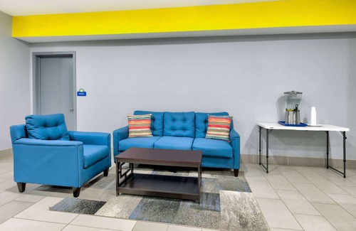 Zachary Hotel | Welcoming Days Inn by Wyndham Zachary: Pool & Breakfast Included