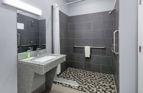 Zachary Hotel | Welcoming Days Inn by Wyndham Zachary: Pool & Breakfast Included