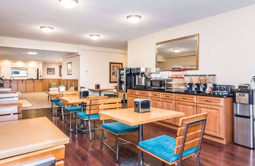 Taylor Creek Hotel | Relax at Days Inn Lake Okeechobee with Pool and Spa