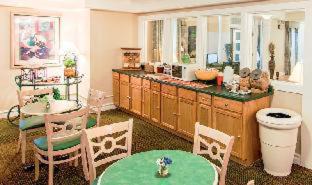 Arlington Heights Hotel | Discover Days Inn & Suites with Breakfast and Hot Tub
