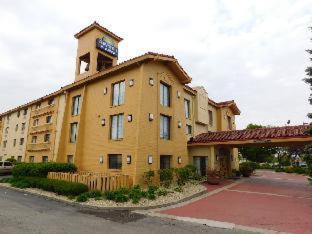 Arlington Heights Hotel | Discover Days Inn & Suites with Breakfast and Hot Tub